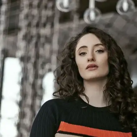 Алма вече е рижава