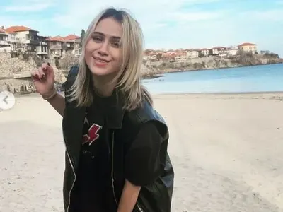 Бакалова цъфна на плажа в Созопол! Звездата най-сетне се видя с родителите си