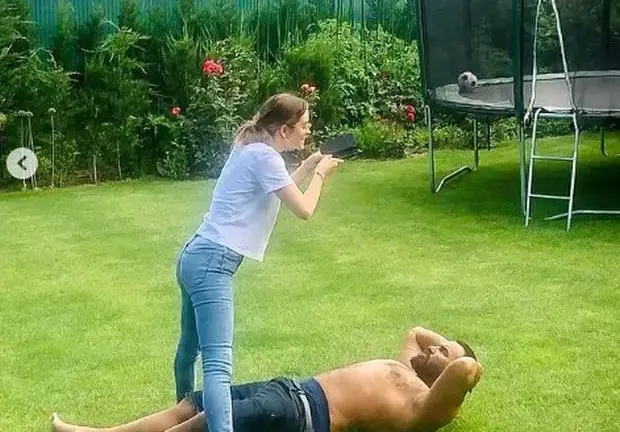 Дъщерята на Азис не знае песните му