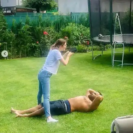 Дъщерята на Азис не знае песните му