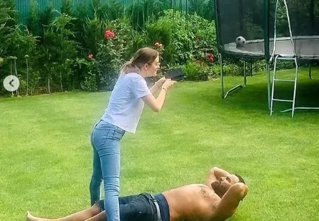 Дъщерята на Азис не знае песните му