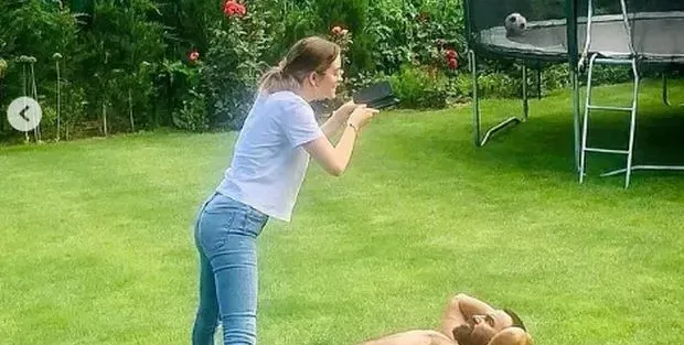 Дъщерята на Азис не знае песните му
