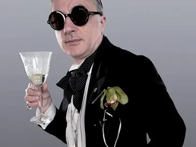 Денди се клатушка по „Витошка”, кучето му пикае по дръвчетата