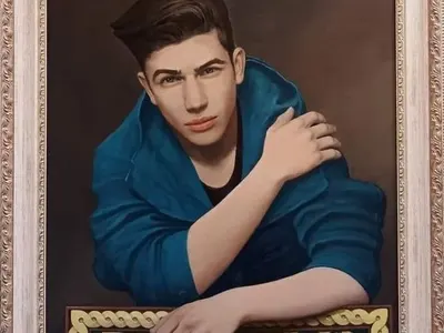 Денис Теофиков грейна на красива картина! Неизвестен автор увековечи певеца