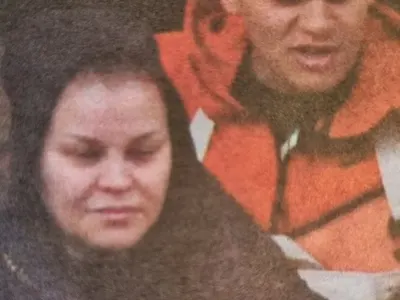 Деси Слава като пенсионирана готвачка от ГУСВ, излязла на разходка с двете си внучета