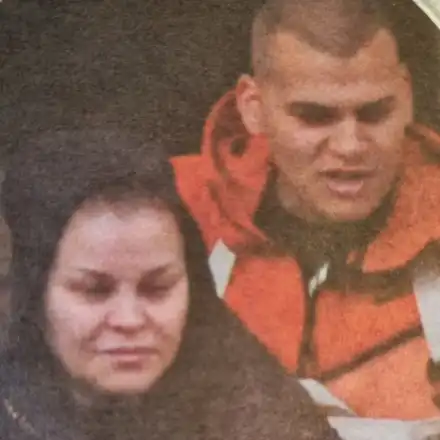 Деси Слава като пенсионирана готвачка от ГУСВ, излязла на разходка с двете си внучета