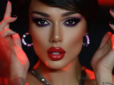 Диона се раздвои! Вижте как се снима пред огледалото