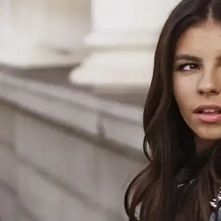 Дивна се кърши в секси тоалет в ново видео