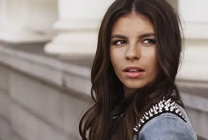 Дивна се кърши в секси тоалет в ново видео