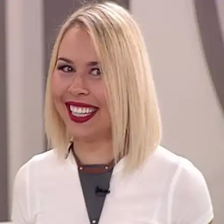 Джанаварова рови с нокти за паричката