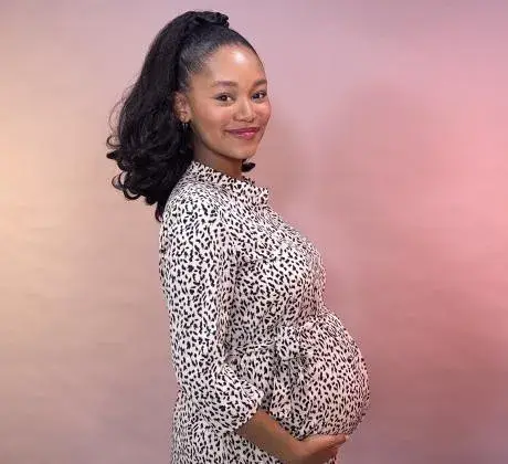 Eкзотичната синоптичка Стефани Обадяру, чака дете от футболист