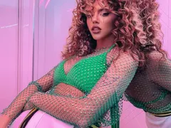 Фен на Дара иска да играе шах по тялото й