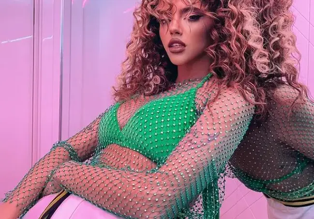 Фен на Дара иска да играе шах по тялото й