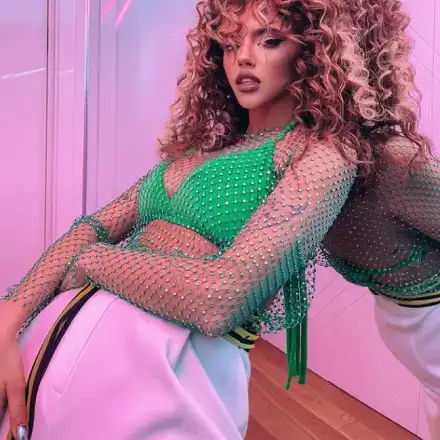 Фен на Дара иска да играе шах по тялото й