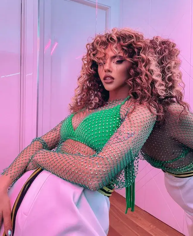 Фен на Дара иска да играе шах по тялото й