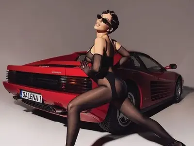 Галена се мята на червено ферари (СНИМКИ)