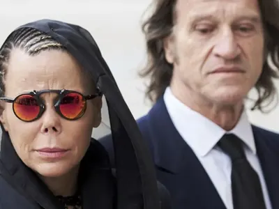 И на 50: Княгиня Калина втрещява със стил (Щерката на Симеон се носи, облечена като клоун)