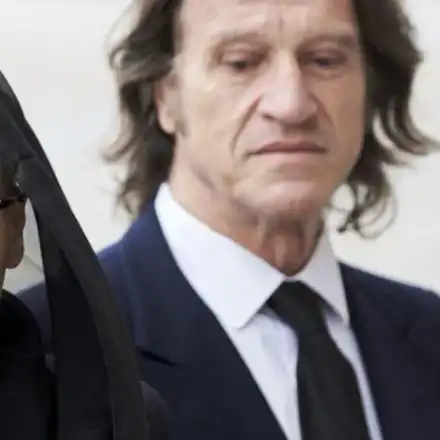 И на 50: Княгиня Калина втрещява със стил (Щерката на Симеон се носи, облечена като клоун)