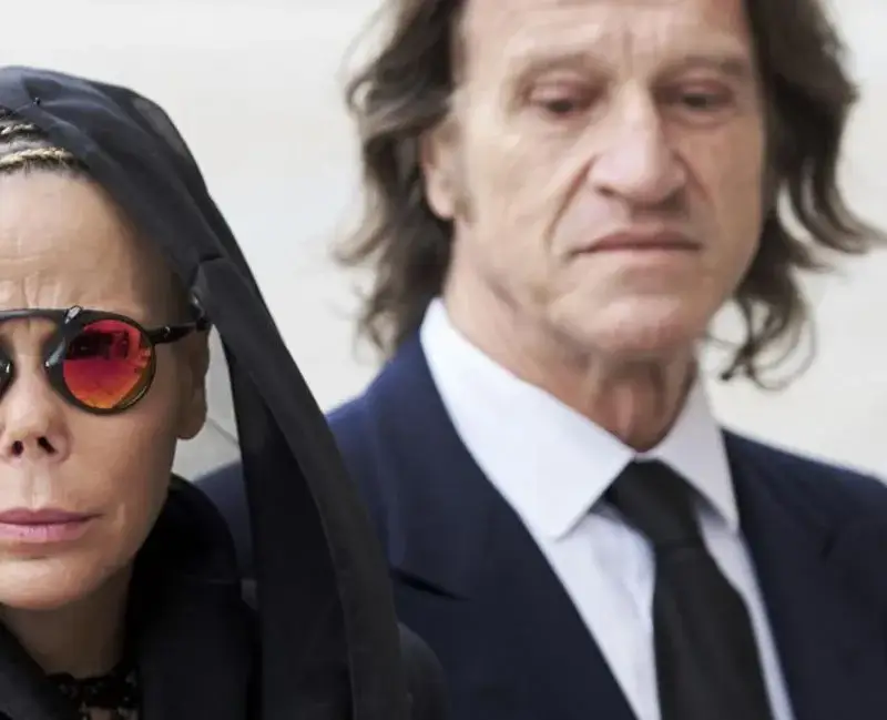 И на 50: Княгиня Калина втрещява със стил (Щерката на Симеон се носи, облечена като клоун)