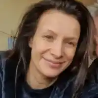 Яна Маринова уверява баба си, че не е стара