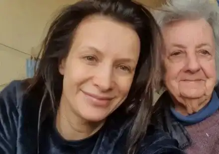 Яна Маринова уверява баба си, че не е стара