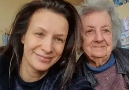Яна Маринова уверява баба си, че не е стара