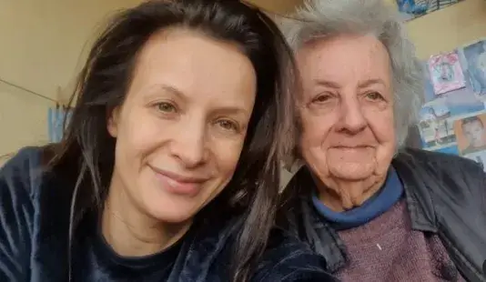 Яна Маринова уверява баба си, че не е стара