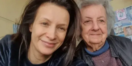 Яна Маринова уверява баба си, че не е стара