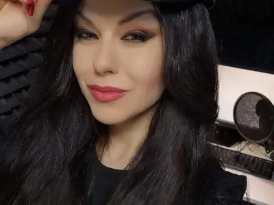 Ива Сапунджиева се показа без дрехи? Тв водещата рисува съблазнителни женски тела (СНИМКИ)