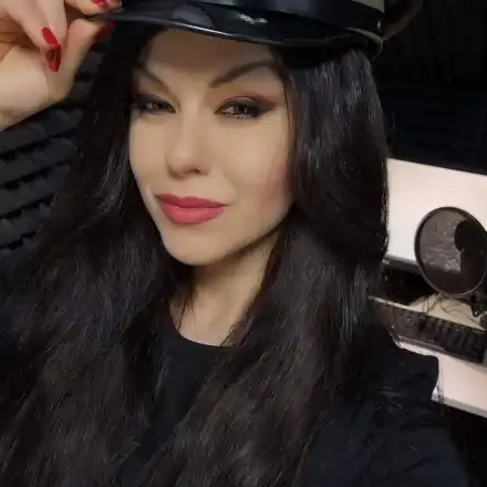 Ива Сапунджиева се показа без дрехи? Тв водещата рисува съблазнителни женски тела (СНИМКИ)