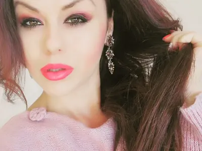 Ива Сапунджиева се показа без дрехи? Тв водещата рисува съблазнителни женски тела (СНИМКИ)