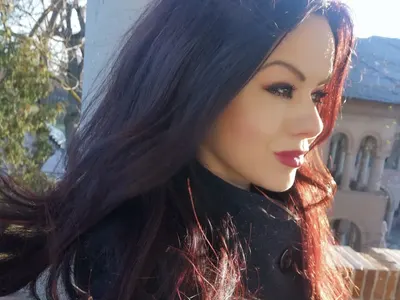 Ива Сапунджиева се показа без дрехи? Тв водещата рисува съблазнителни женски тела (СНИМКИ)