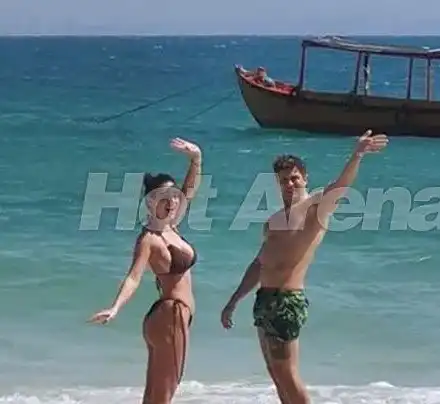 Иво Аръков и Радост Драганова в Камбоджа - тя  в пандиза, той  на плажа (Снимки)