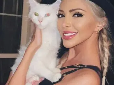 Жанета Осипова глези котарака си