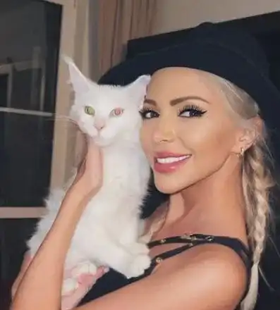 Жанета Осипова глези котарака си