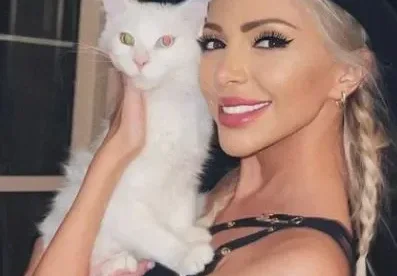 Жанета Осипова глези котарака си