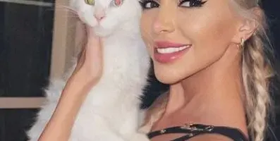 Жанета Осипова глези котарака си
