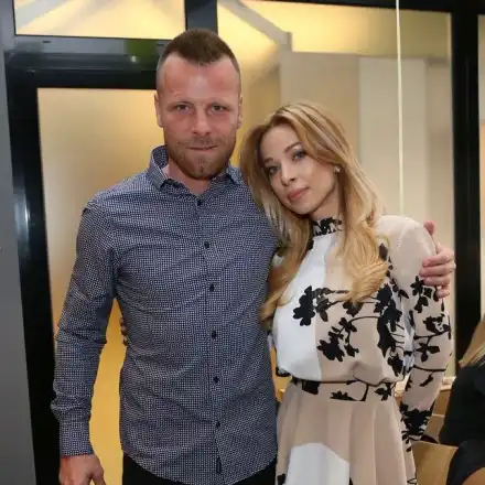 Жената на Топузаков на женска ваканция (Папарашки снимки ТУК)