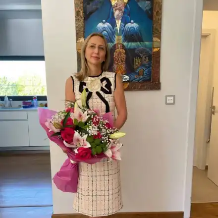 Жената на вицепремиера Гроздан Караджов разхожда рокли „Гучи“ за по 5 бона (Снимки)