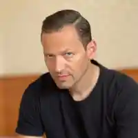 Какво се случва с Орлин Павлов? Актьорът притесни феновете си със снимка