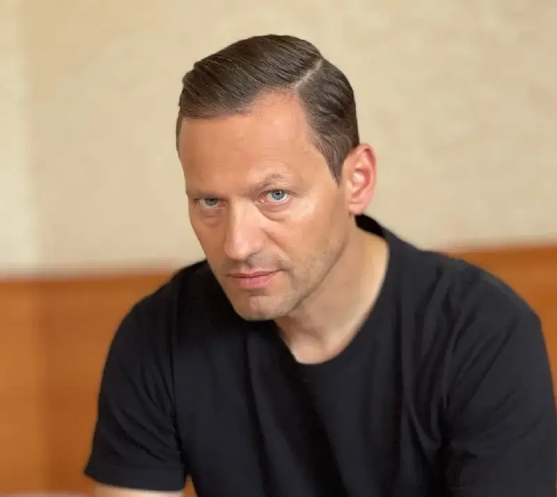 Какво се случва с Орлин Павлов? Актьорът притесни феновете си със снимка