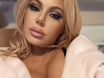 Камелия ходи на вокален педагог, за да се учи да пее