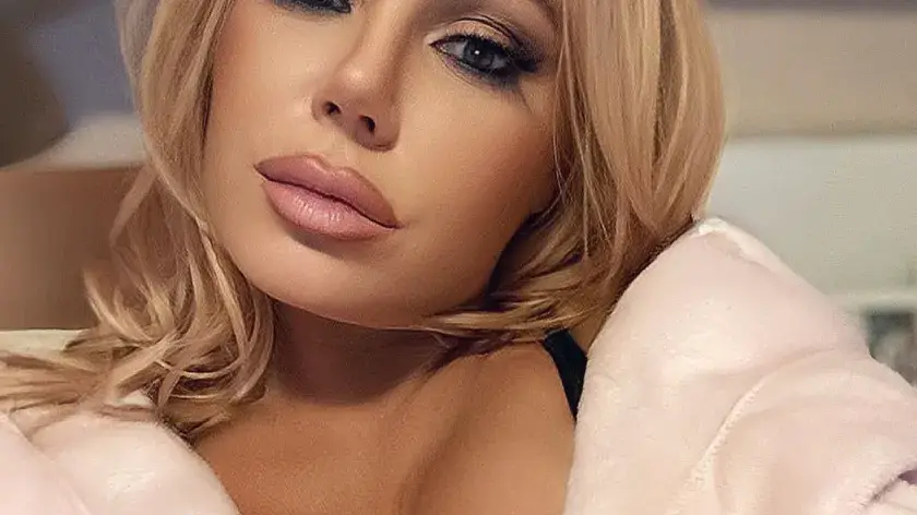 Камелия ходи на вокален педагог, за да се учи да пее