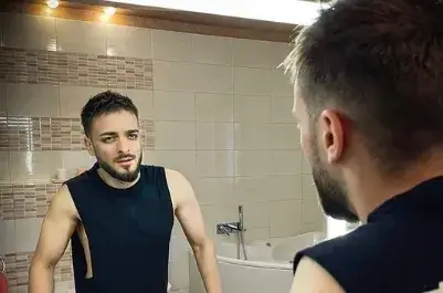 Криско закъса с ухото, в частна клиника се гаврят със звездния пациент