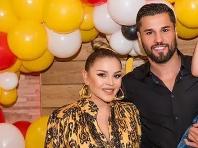 Мъжът на ДесиСлава с диплома! (С Найденов май са заедно)