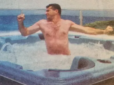 Мъжът на здравната министърка се пусна по бански! (ФОТО в галерия)