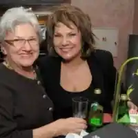 Марта Вачкова подари прахосмукачка на майка си