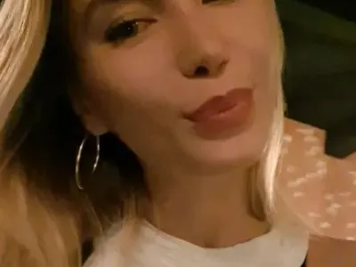 Метресата на Башар Рахал си  сгъстява косата