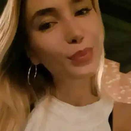 Метресата на Башар Рахал си  сгъстява косата