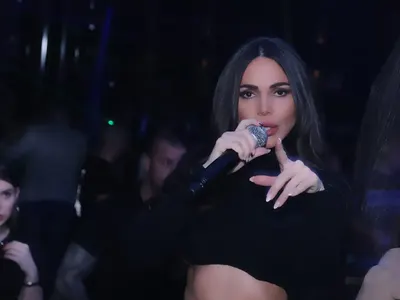 Напук на локдауна: Чалгаджии пеят в претъпкани дискотеки (Снимки)